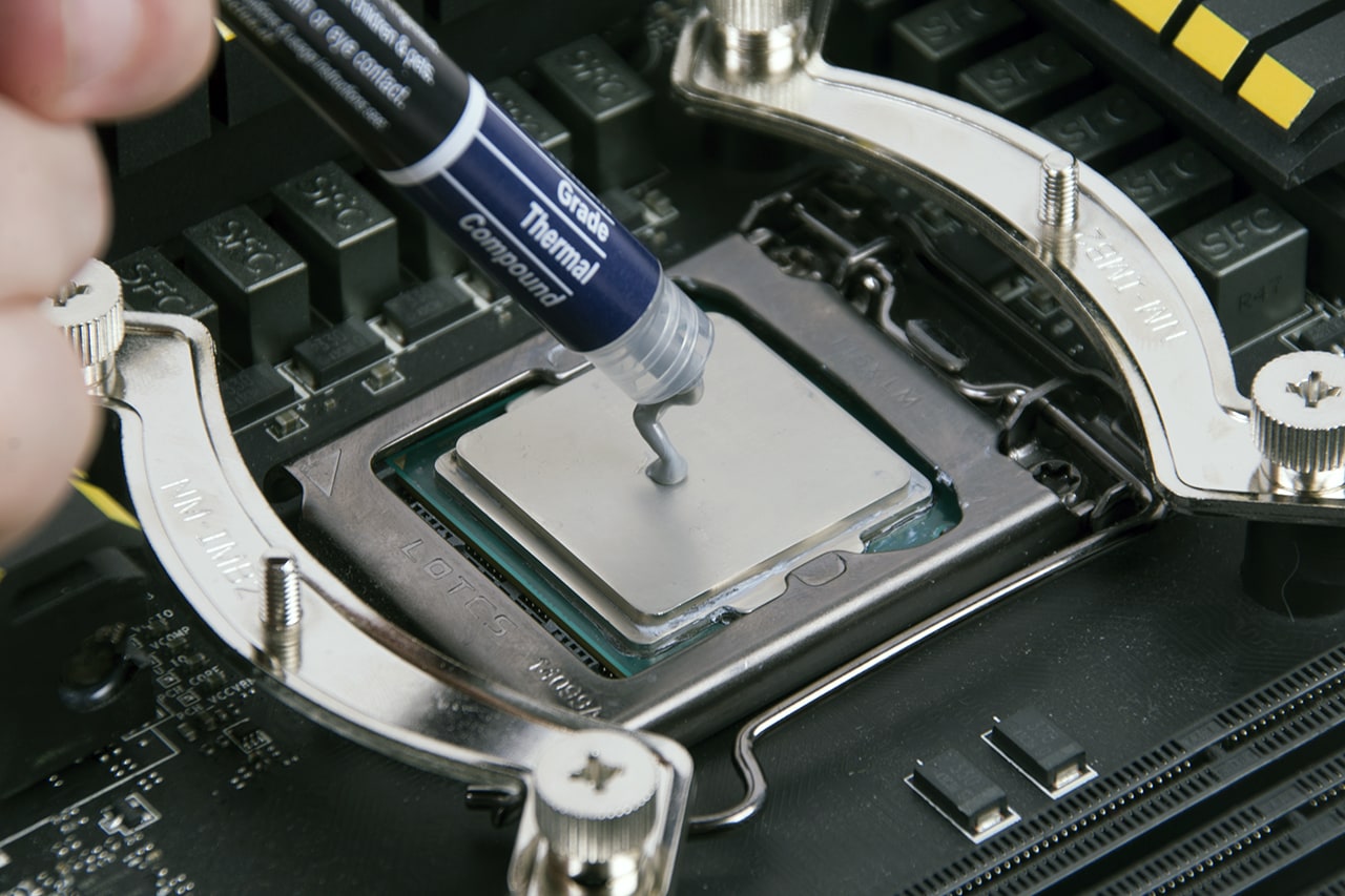 Термопаста в сокете. Процессор Intel Core i5 термопаста. Термопаста на процессоре ноутбука. Термопластина на процессоре. Термопласт на процессор.